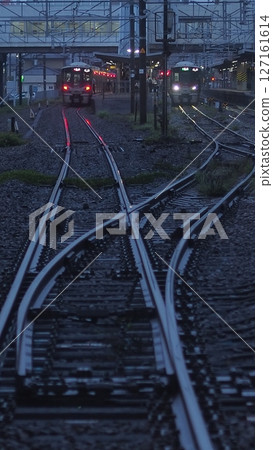 雨季的風景，車站燈光映照在鐵軌上 127161614
