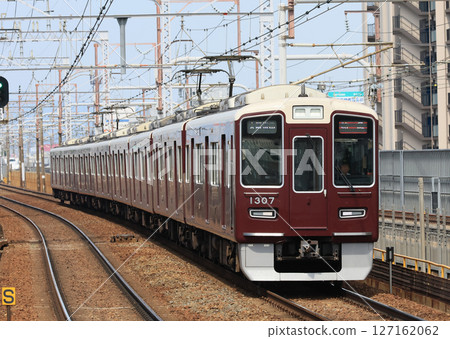 阪急京都線1300系，途經水瀨站 127162062