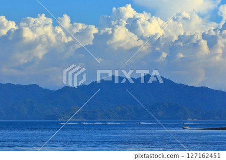 人們在瀨戶內海上享受水上摩托車的樂趣 人們在瀨戶內海上享受水上摩托車的樂趣 127162451