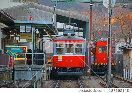 箱根登山鐵道，列車停在強羅站 127162548