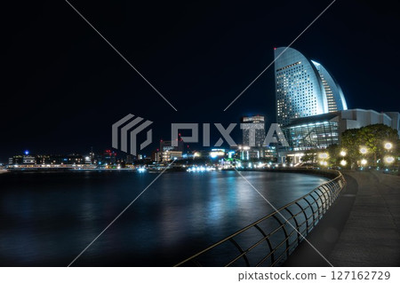 Yokohama night view and reflections along the bay 127162729