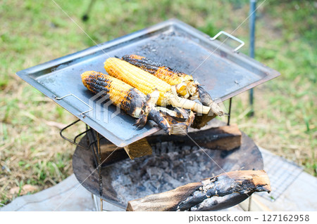 烤玉米、露營、戶外、烤肉、BBQ、家庭、父母和孩子 127162958