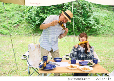 老年夫婦露營戶外烤肉家庭 127163416