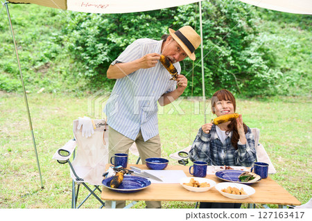 老年夫婦露營戶外烤肉家庭 127163417