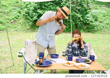 老年夫婦露營戶外烤肉家庭 127163418