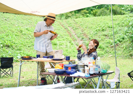 老年夫婦露營戶外烤肉家庭 127163421