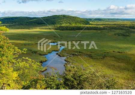 釧路濕原。小太郎濕原展望台。日本最大的濕原濕地。中心部分是拉姆薩爾公約的註冊濕地。 釧路濕原。小太郎濕原展望台。日本最大的濕原濕地。中心部分是拉姆薩爾公約的註冊濕地。 127163520