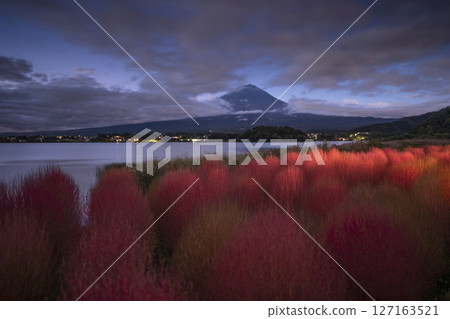 可以眺望富士山和藜蘆的湖泊 127163521