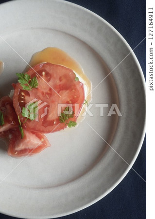 Honey marinated tomato salad 127164911