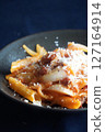Amatriciana served on a hot plate 127164914