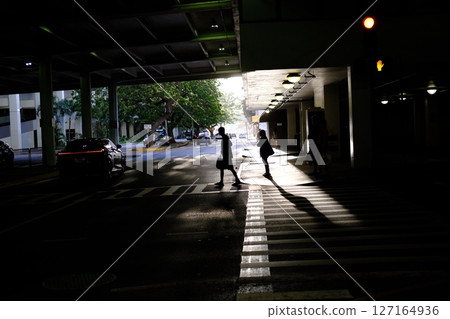 停車場裡的燈光 127164936