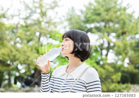 年輕女子喝水 127165083