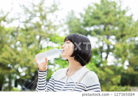 年輕女子喝水 127165084