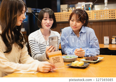 一位女士透過手機訂購 127165085