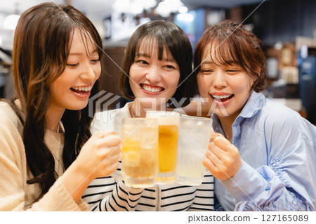 一個年輕的女人吐司 127165089