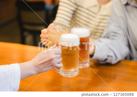 Hand to toast 127165098