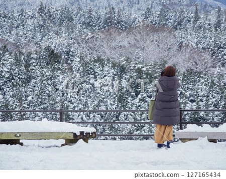 中山道旅遊勝地馬籠宿的觀景台的雪景和遊客 127165434