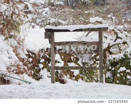 中山道妻籠宿的白雪覆蓋的古老街道 中山道妻籠宿的白雪覆蓋的古老街道 127165443