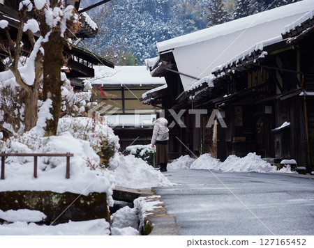 中山道熱門景點妻籠宿的雪景與女性遊客 127165452