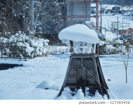 Snow scenery at Magome-juku, a popular tourist spot on the Nakasendo road Snow scenery at Magome-juku, a popular tourist spot on the Nakasendo road 127165458