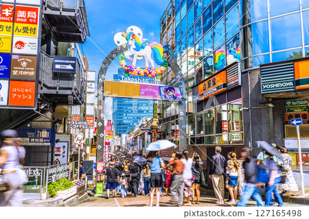 日本東京城市景觀。隨著入境旅遊的持續發展，原宿和竹下通擠滿了外國遊客。這是新時代的一線希望。 127165498