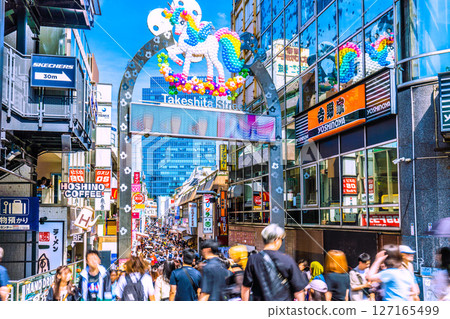 日本東京城市景觀。隨著入境旅遊的持續發展，原宿和竹下通擠滿了外國遊客。這是新時代的一線希望。 127165499