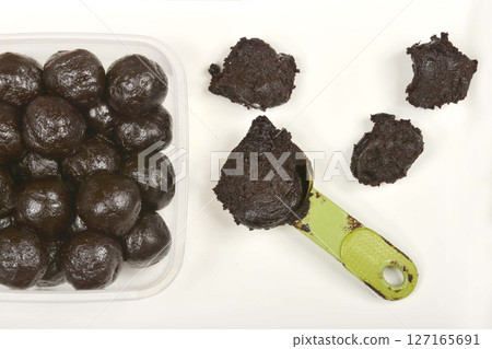 Preparation of chocolate crinkle cookies Preparation of chocolate crinkle cookies 127165691