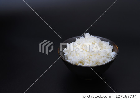 黑色背景中碗裡的米飯 黑色背景中碗裡的米飯 127165734