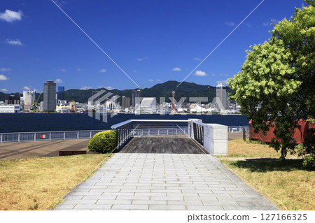 Park where the sea can be seen 127166325