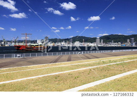 Park where the sea can be seen Park where the sea can be seen 127166332
