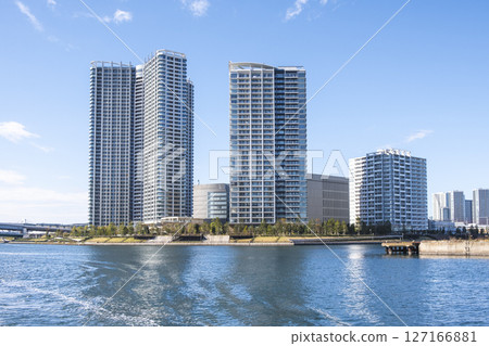 陽光明媚的日子，東京新豐洲的一棟塔式公寓大樓 127166881