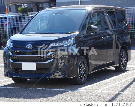 Cars lined up in a parking lot (Toyota Noah 4th generation) Cars lined up in a parking lot (Toyota Noah 4th generation) 127167197
