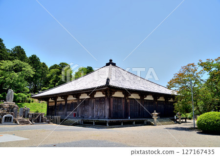 這是位於兵庫縣大野市國寶淨土寺境內的國家重要文化財產藥師堂。 127167435