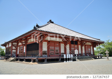 Jodo-ji Temple is a national treasure located in Ono City, Hyogo Prefecture. It is built in the Daibutsu-yo style of architecture and houses the Amida Triad. 127167437