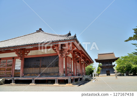 這是位於兵庫縣小野市的國寶淨土寺。它是唯一一座採用大佛建築風格的淨土堂，可以看到背後的鐘樓。 127167438
