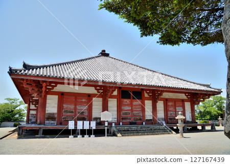 淨土寺是位於兵庫縣小野市的國寶級寺廟，採用大佛寺的建築風格，供奉阿彌陀佛三尊。 127167439