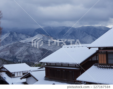 冬季中山道的旅遊景點-馬籠宿,白雪皚皚的古老街道 冬季中山道的旅遊景點-馬籠宿,白雪皚皚的古老街道 127167584