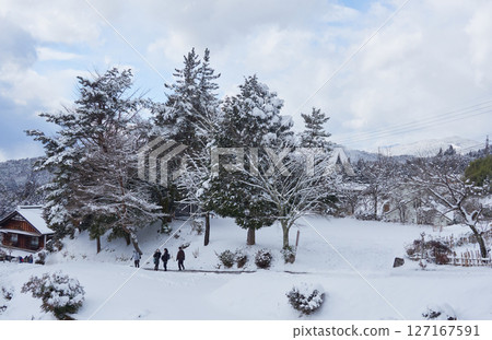 冬季從中山道的旅遊景點馬籠宿的觀景台看到的雪景 127167591