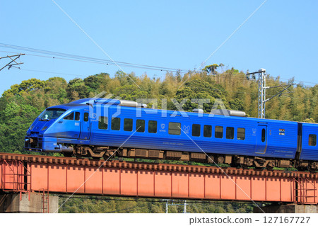橫渡八坂川的特快列車「索尼克」(JR九州883系列) 橫渡八坂川的特快列車「索尼克」(JR九州883系列) 127167727