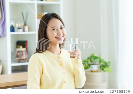 年輕女子在家喝礦泉水 127168309