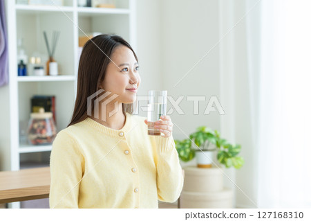 年輕女子在家喝礦泉水 127168310