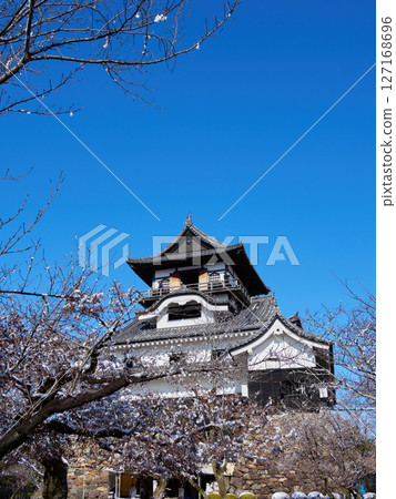 Blue winter sky and snowy scenery of Inuyama Castle 127168696