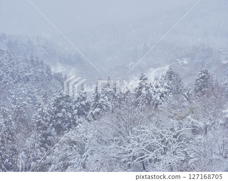 冬季從中山道的旅遊景點馬籠宿的觀景台看到的雪景 冬季從中山道的旅遊景點馬籠宿的觀景台看到的雪景 127168705