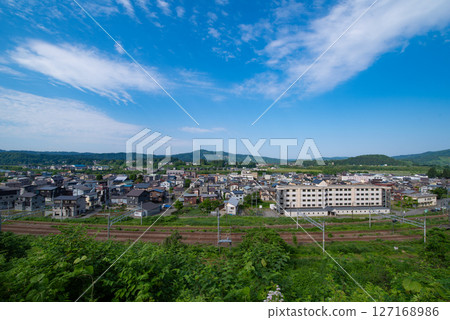 A residential area with a clear blue sky (Kawaguchi, Nagaoka City, Niigata Prefecture) 127168986