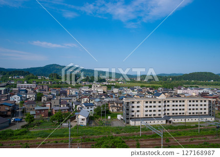 A residential area with a clear blue sky (Kawaguchi, Nagaoka City, Niigata Prefecture) 127168987