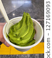 抹茶軟冰淇淋，淋上抹茶粉 127169093