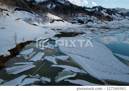 Hama River Dam snow flow in the evening (Oshirakawa, Uonuma City, Niigata Prefecture) 127169361