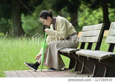 微笑的日本女人撐著傘 127169410