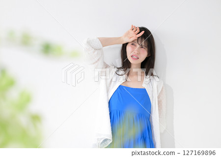 Woman with dazzling sunlight Woman with dazzling sunlight 127169896