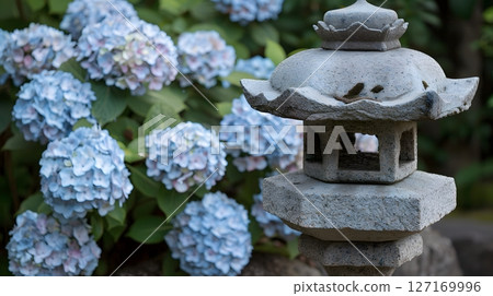 有繡球花和石燈籠的日本庭園景觀 有繡球花和石燈籠的日本庭園景觀 127169996